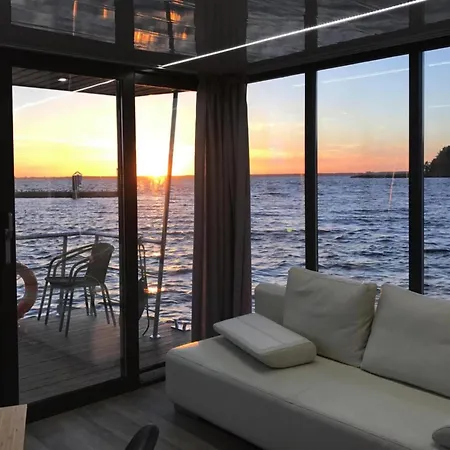 Hausboat 20 M2 For 3 Persons On The Water Hotel en barco Kamien Pomorski
