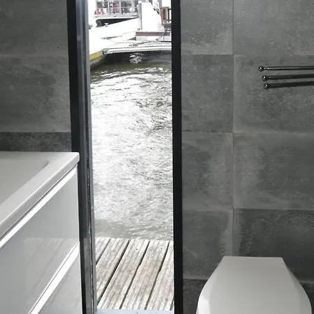 Hausboat 20 M2 For 3 Persons On The Water