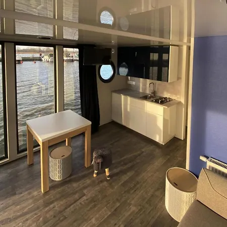 Hausboat 20 M2 For 3 Persons On The Water Hotel en barco *